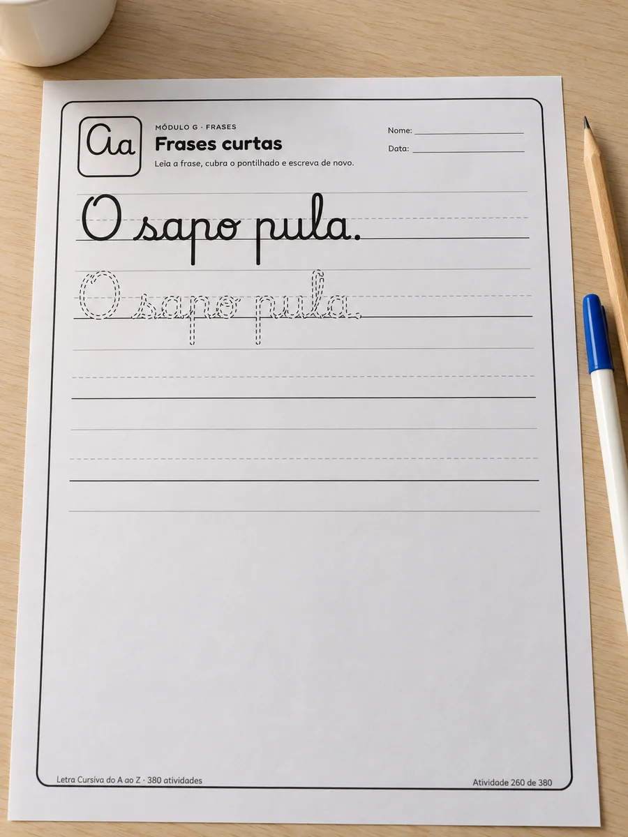Folha de frases ou de texto curto em cursiva, impressa sobre a mesa